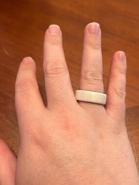 Oura Ring Gen 4 Ceramic Petal, size 8